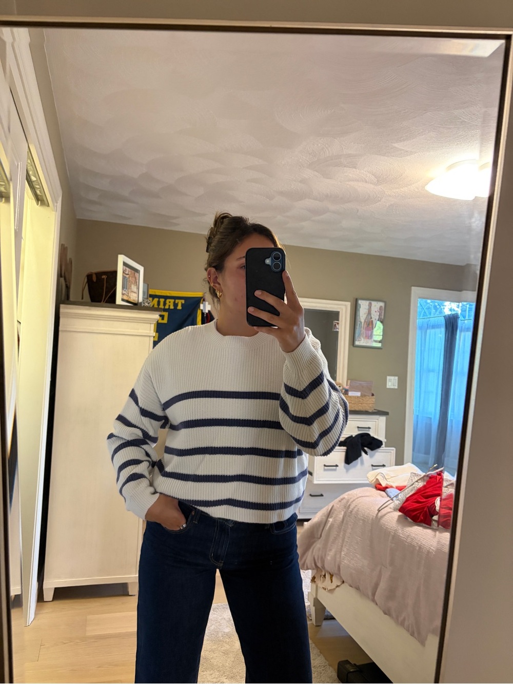 Hollister  Crewneck Sweater in White and Navy